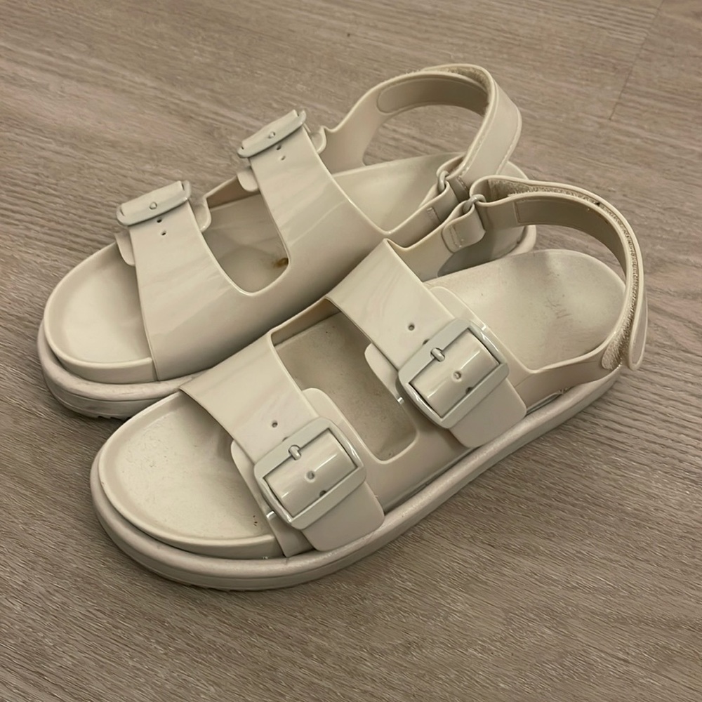 Size 39 sandal hm cream color